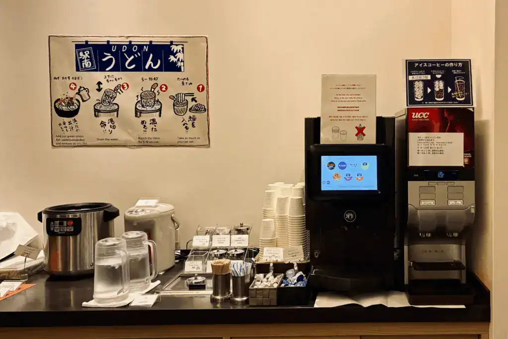 每日 12:00～22:00 提供免費飲品自助吧