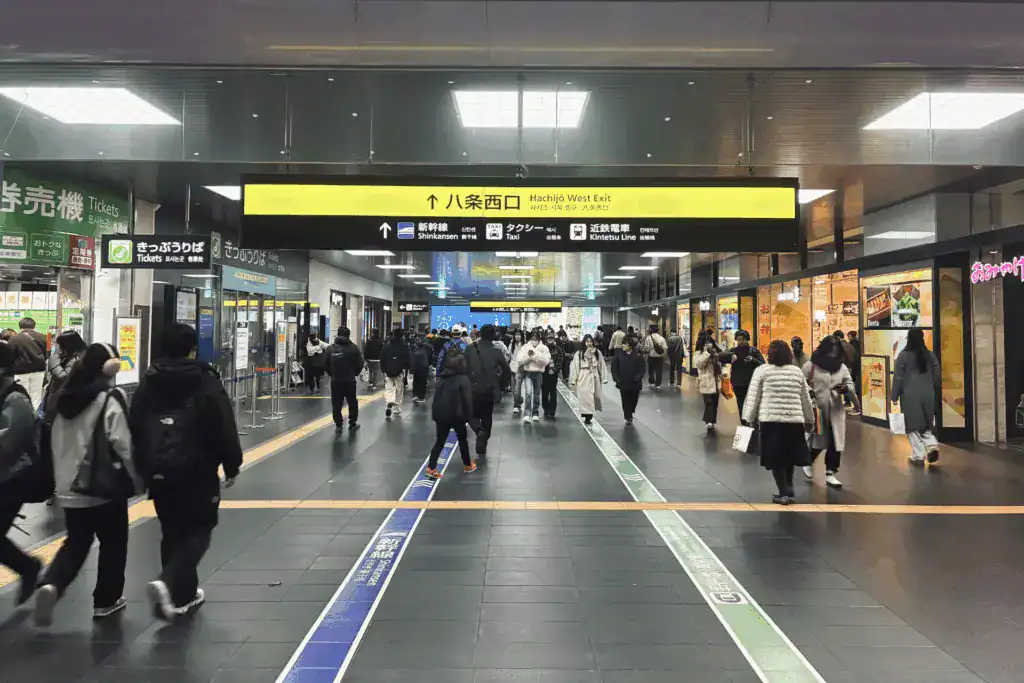 從 JR 京都站的八條西口出站，飯店就在正對面