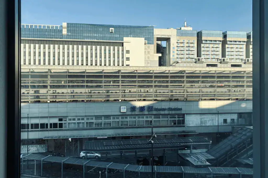 這次住在 5 樓，窗外看出去剛好面向京都車站