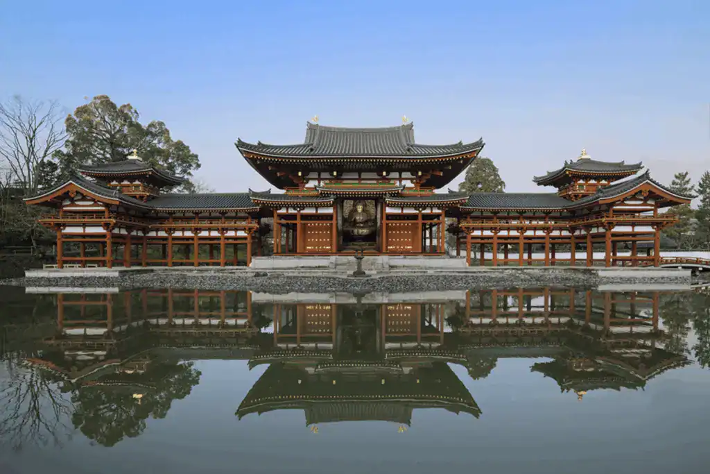 平等院鳳凰堂是 10 日圓上的建築，左右對稱像是一隻展翅的鳳凰。