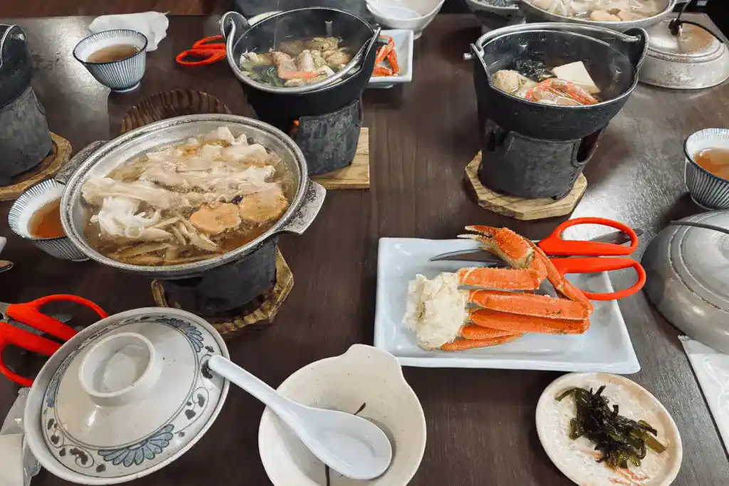 午餐有一些螃蟹腳、壽喜燒肉片和火鍋湯。