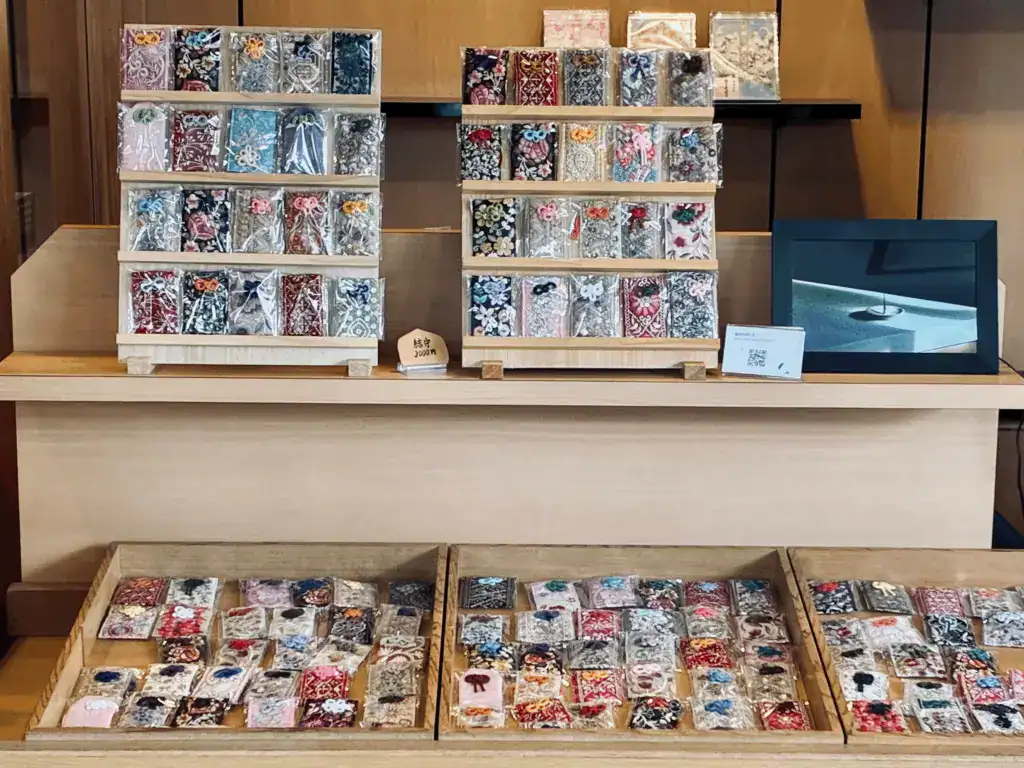 有很多御守袋可以選，每個都是獨一無二的手工製作。