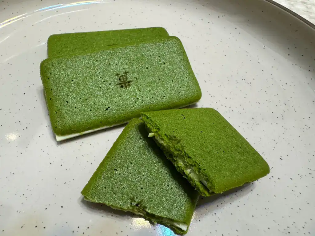 茶之菓內餡夾心白巧克力，餅乾上還有燒印「京、茶、菓」字樣。