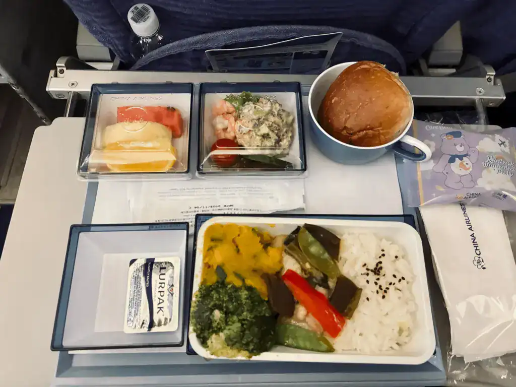 這次的飛機餐是剝皮辣椒雞肉飯。