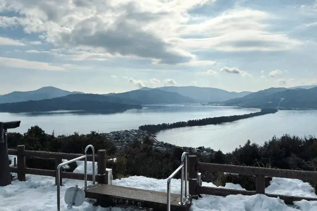 日本三景之一的天橋立，長約 3.3km、寬約 20m～170m。