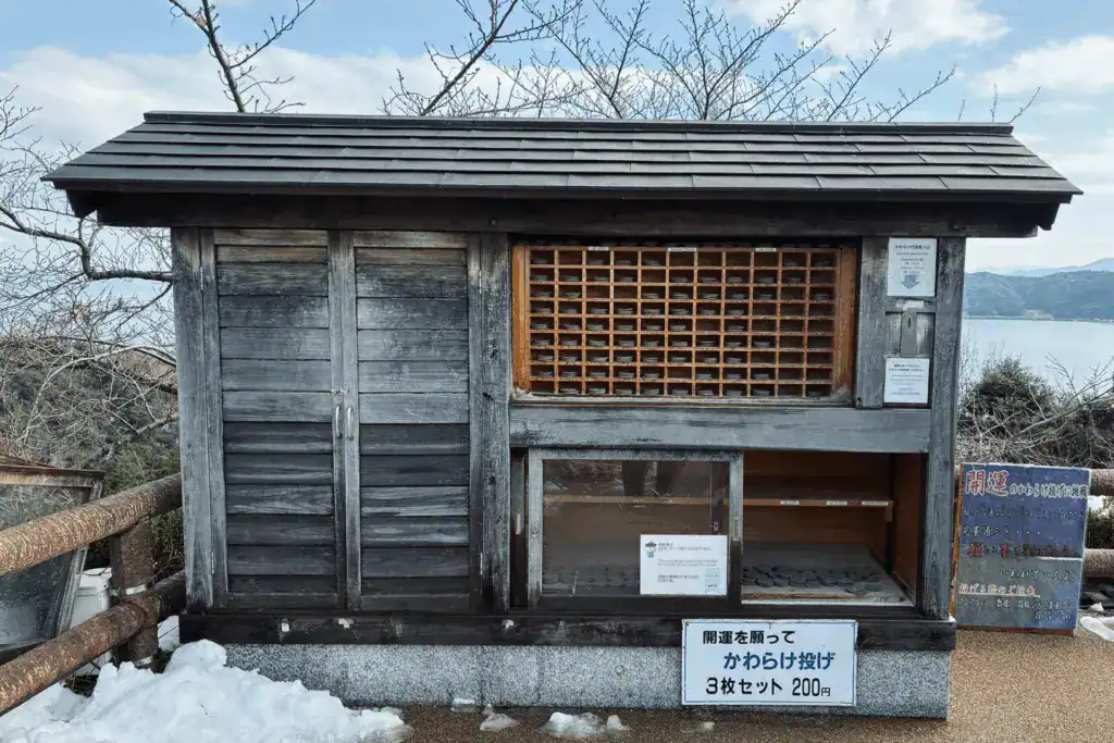 傘松公園上有丟石頭（陶片）的體驗（智慧之輪投石），3 個 200 日圓。