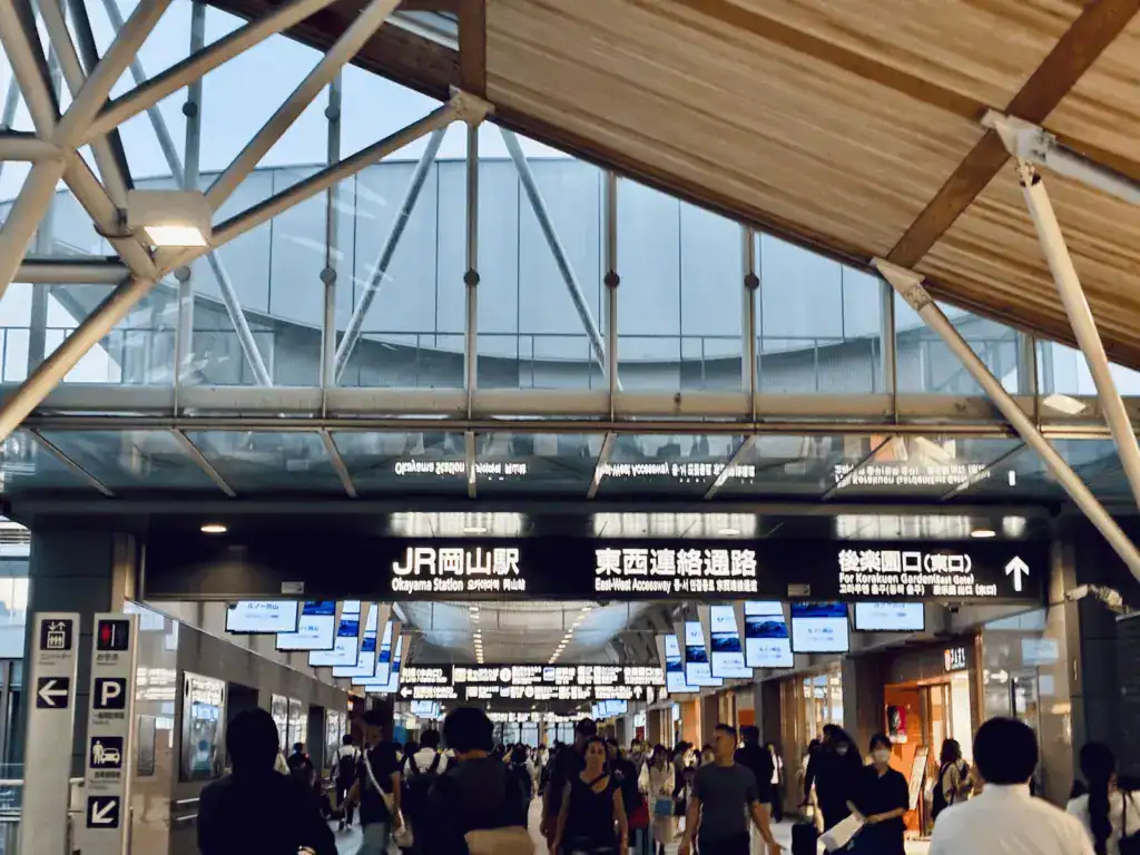 岡山車站有東口往後樂園、西口往機場巴士乘車處。