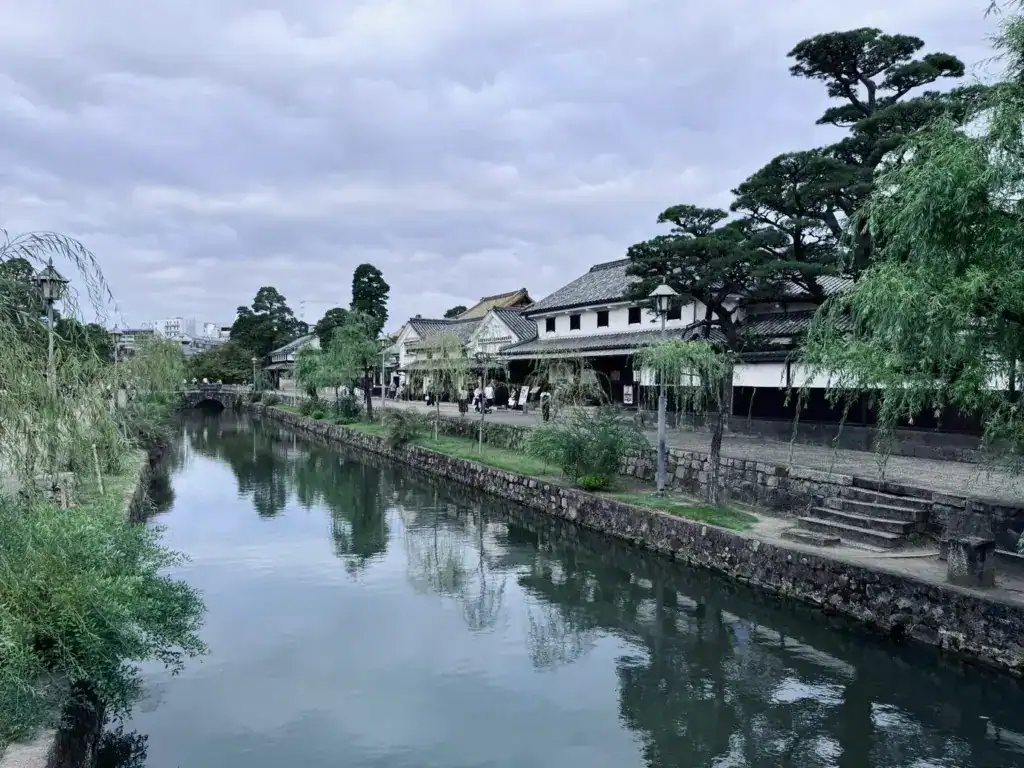 倉敷川兩旁柳樹林立,周圍還有許多文創小店。