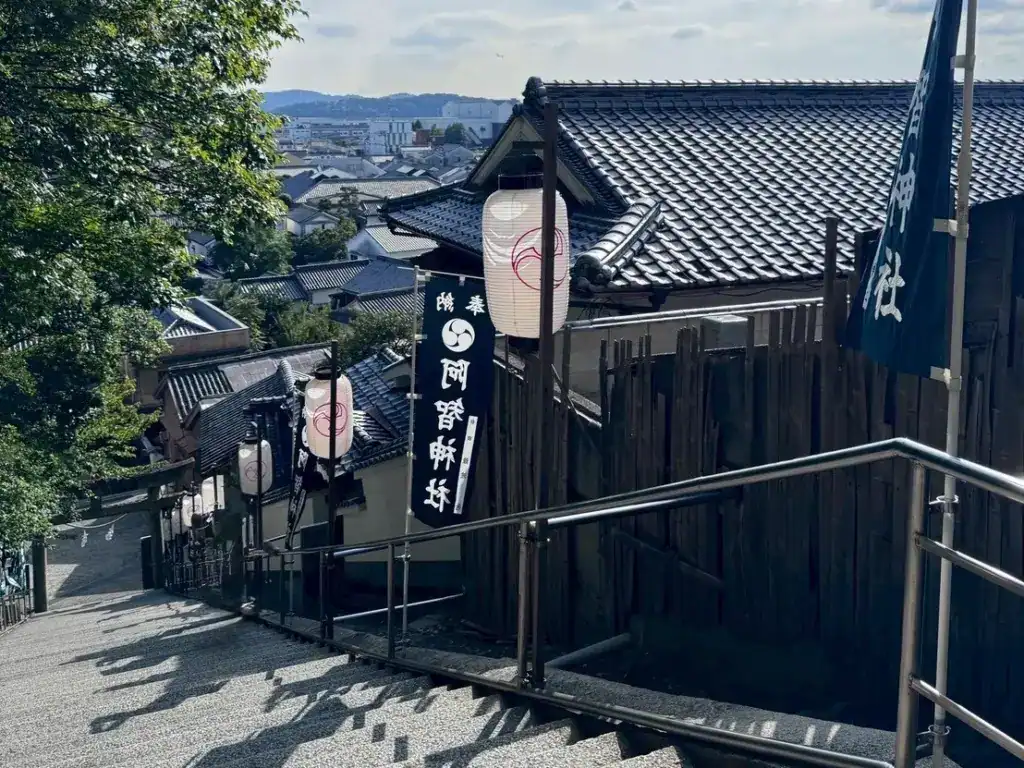前往阿智神社必須經過的階梯。