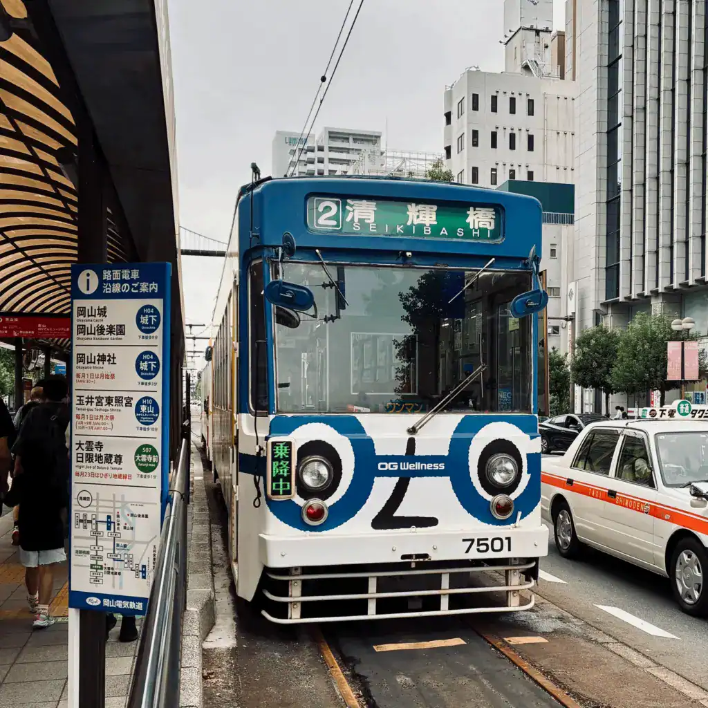 岡山可愛的路面電車,路線簡單,上下車都要刷卡。