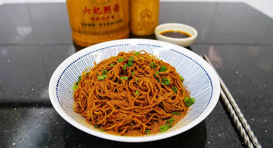 招牌蝦籽撈麵,由老闆自製的竹昇麵、豬油醬、蝦籽組成。