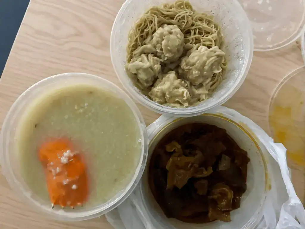 外帶一人份水蟹粥(左)、鮮蝦雲吞麵(上)。