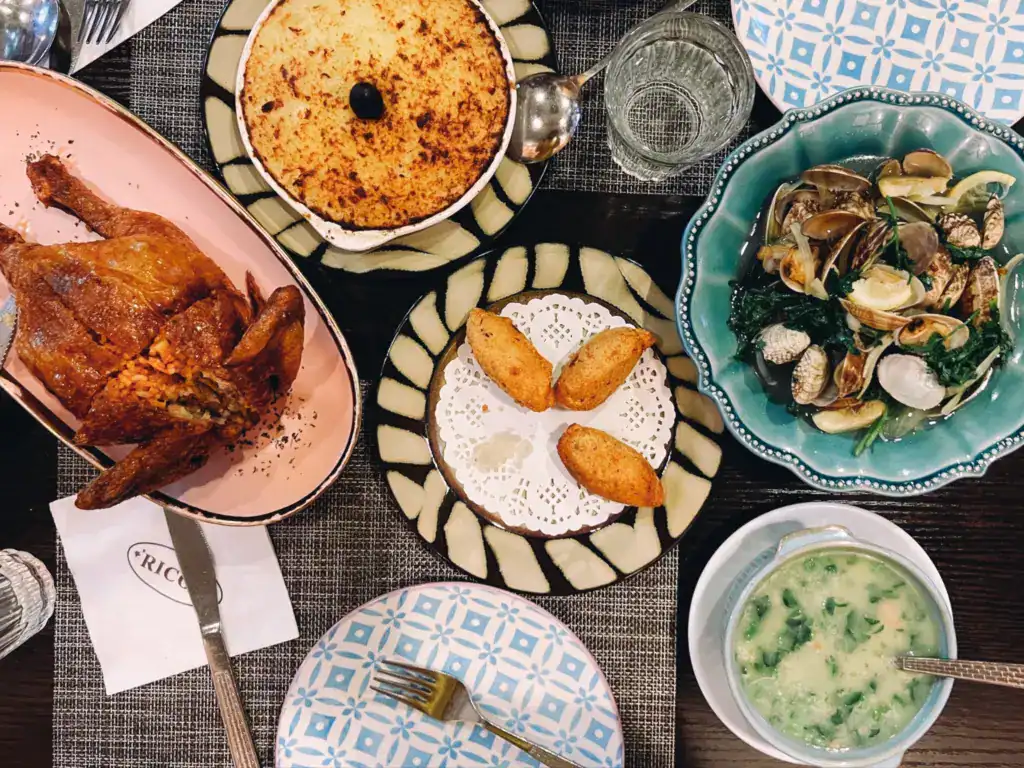 必點燒雞讓飯(左)、薯蓉馬鈴薯(上)。