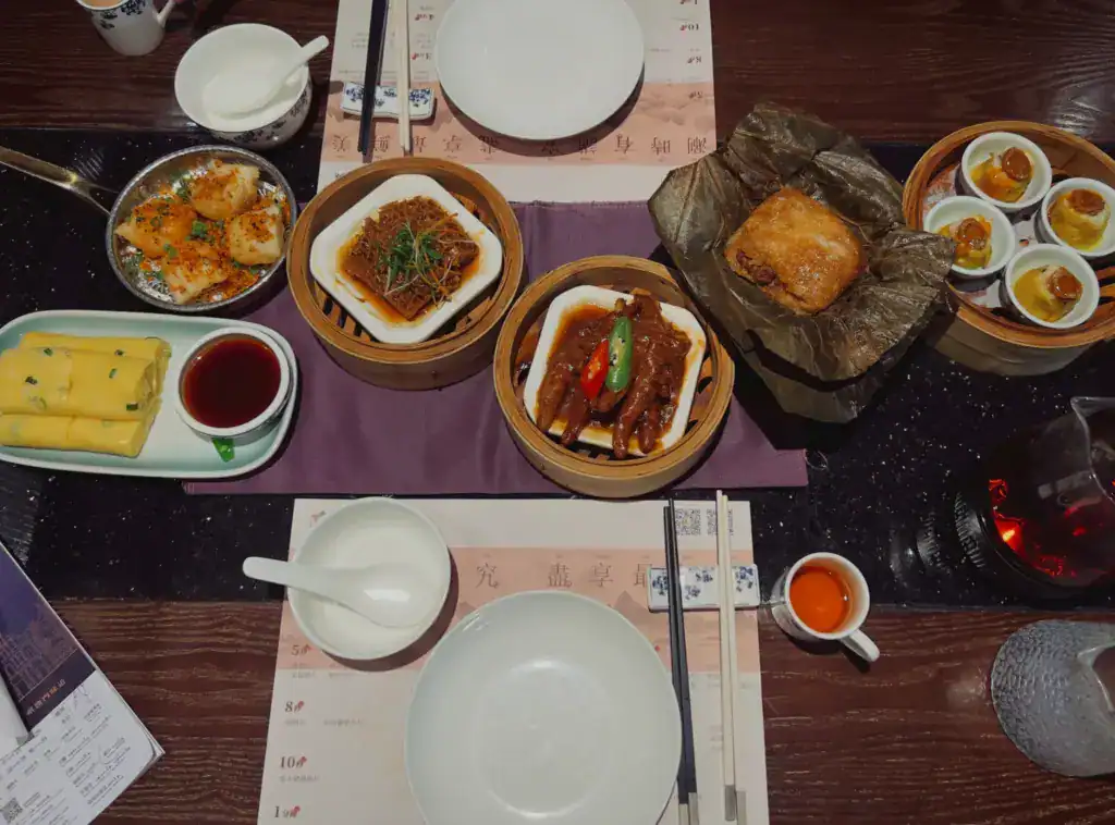 午餐吃廣式點心,晚餐賣粵菜。