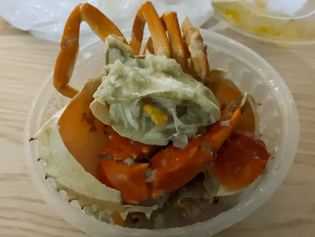 使用一整隻水蟹下去熬煮成粥。