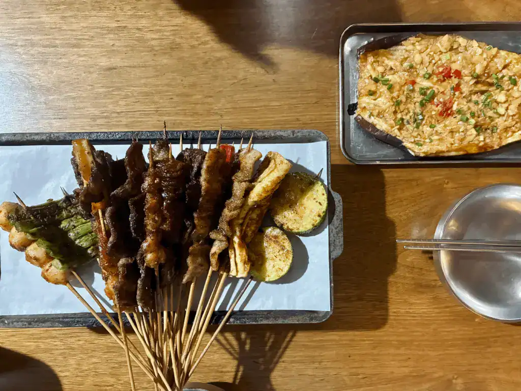 必點最後一條茄子(右上),茄子加蔥蒜,再佐上醬料去烤。