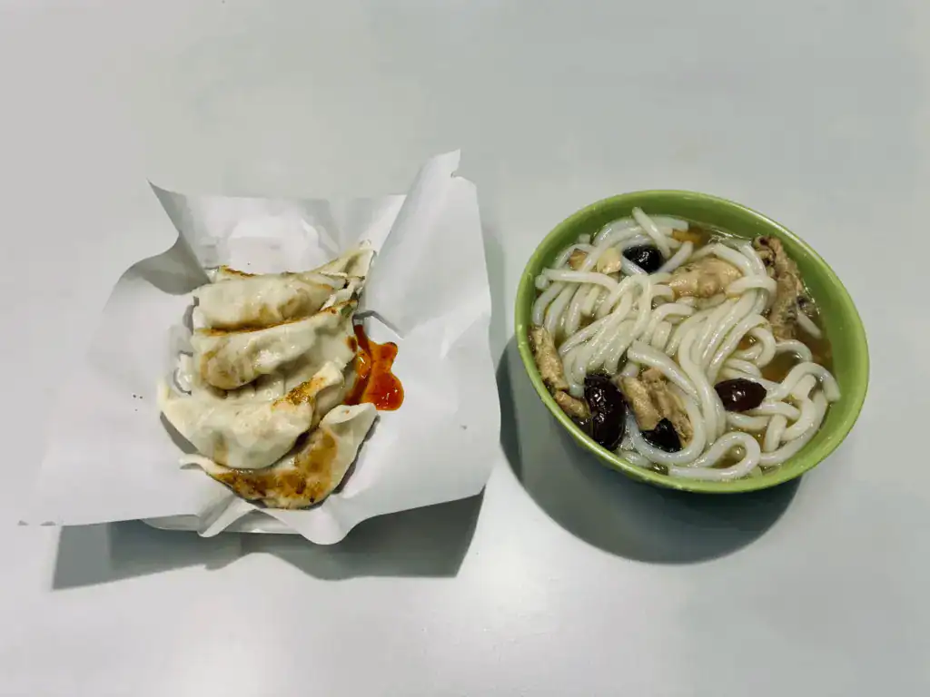 椰菜煎餃(左)、雞湯粉(右)。