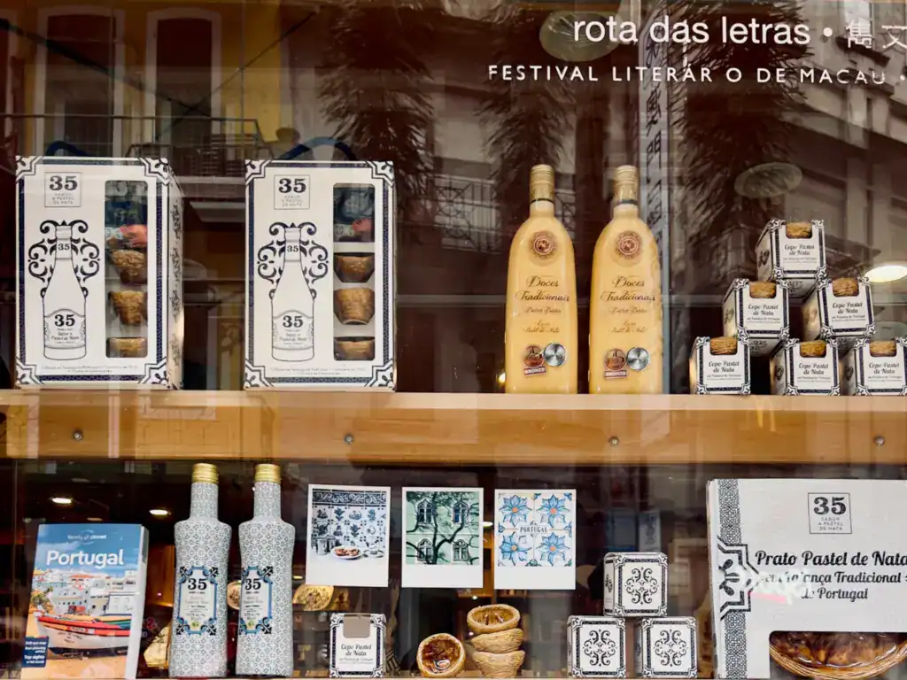 葡文書局販售各種葡式伴手禮,蛋撻 SHOT 杯、LICOR 35。