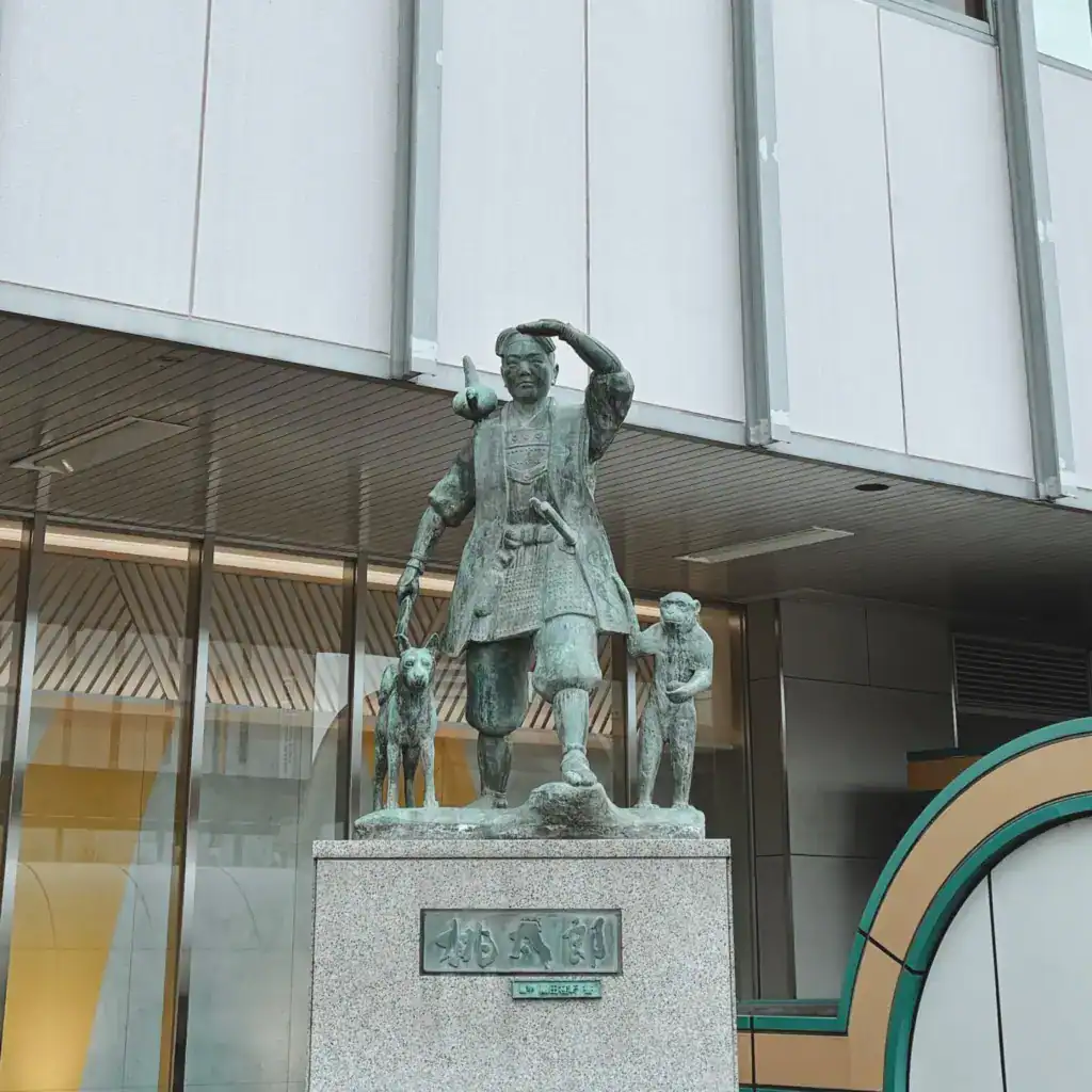 傳說桃太郎是出生在岡山,所以岡山車站前有座桃太郎雕像。