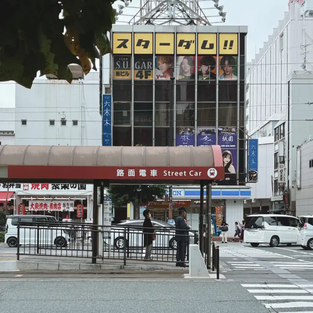 路面電車站牌在雙向車道的中間。
