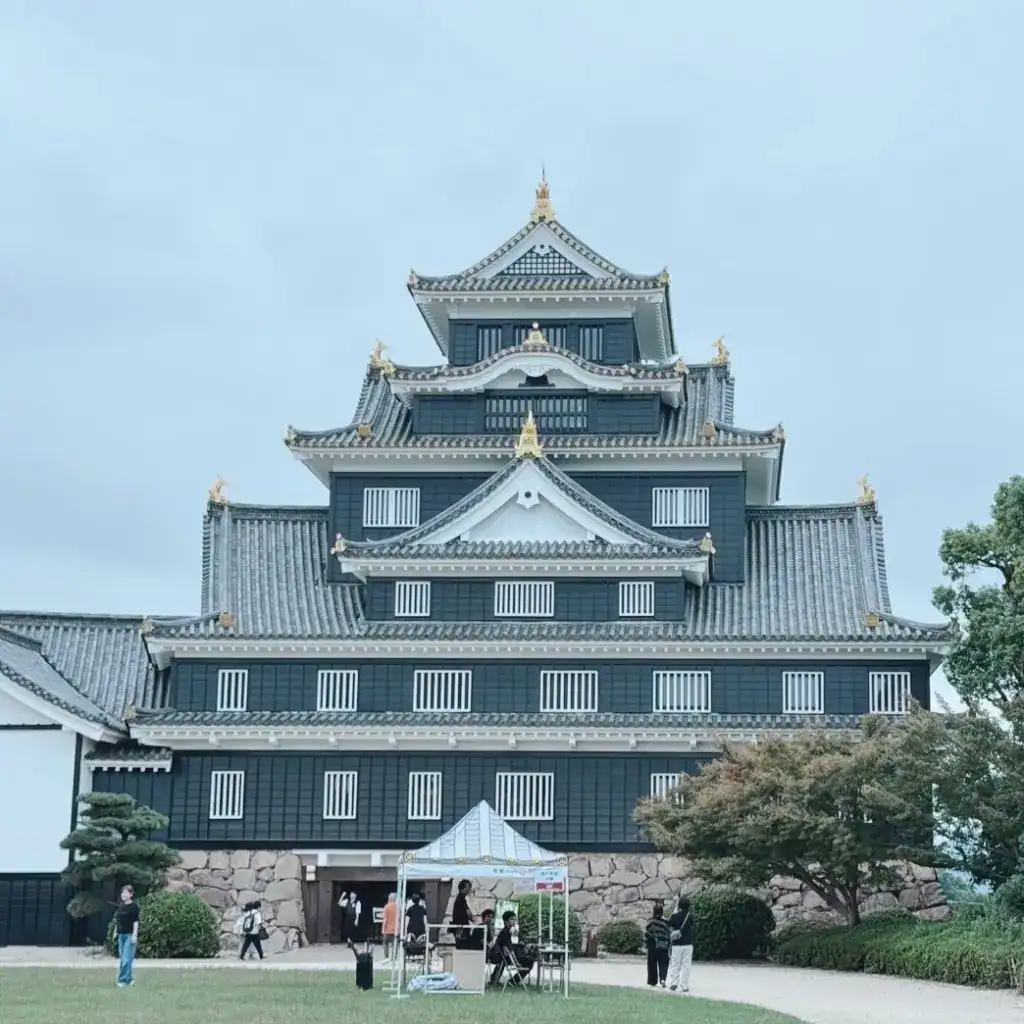 岡山城的外牆顏色像烏鴉的黑色,又被稱為岡山烏城。