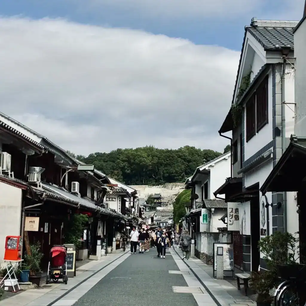 tane 在倉敷美觀老街上(左),對面是冰淇淋店。