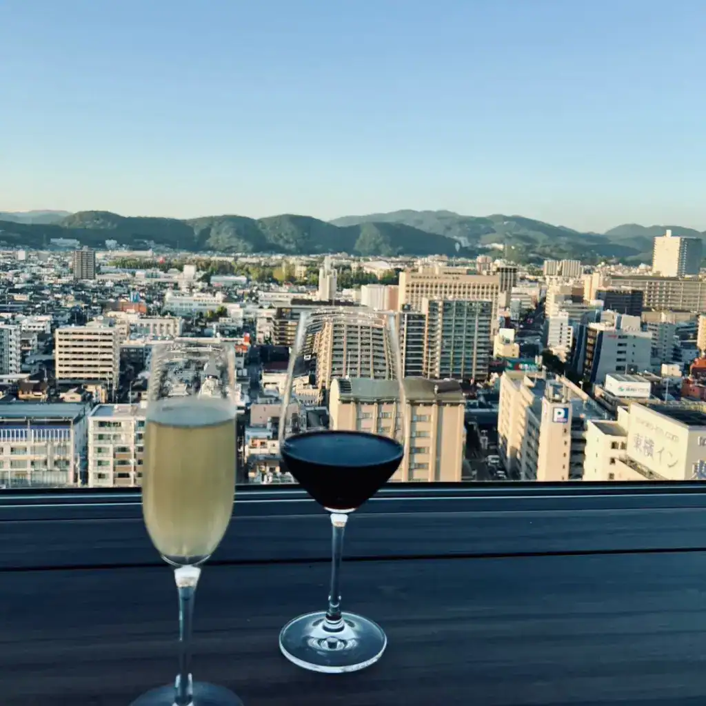 20 樓下午茶有小點心（洋芋片、炸物）和酒精、可樂。