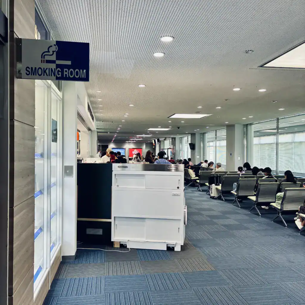 岡山機場候機室不大。